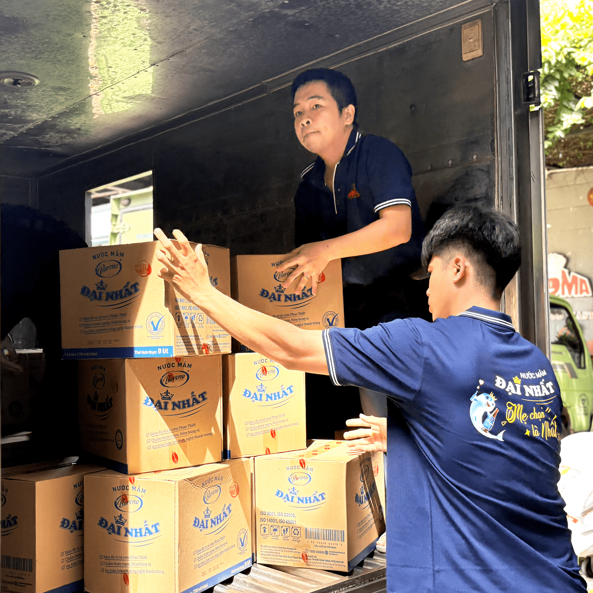 nuoc-mam-dai-nhat-chung-tay-cuu-tro-ba-con-vung-lu-mien-trung-12