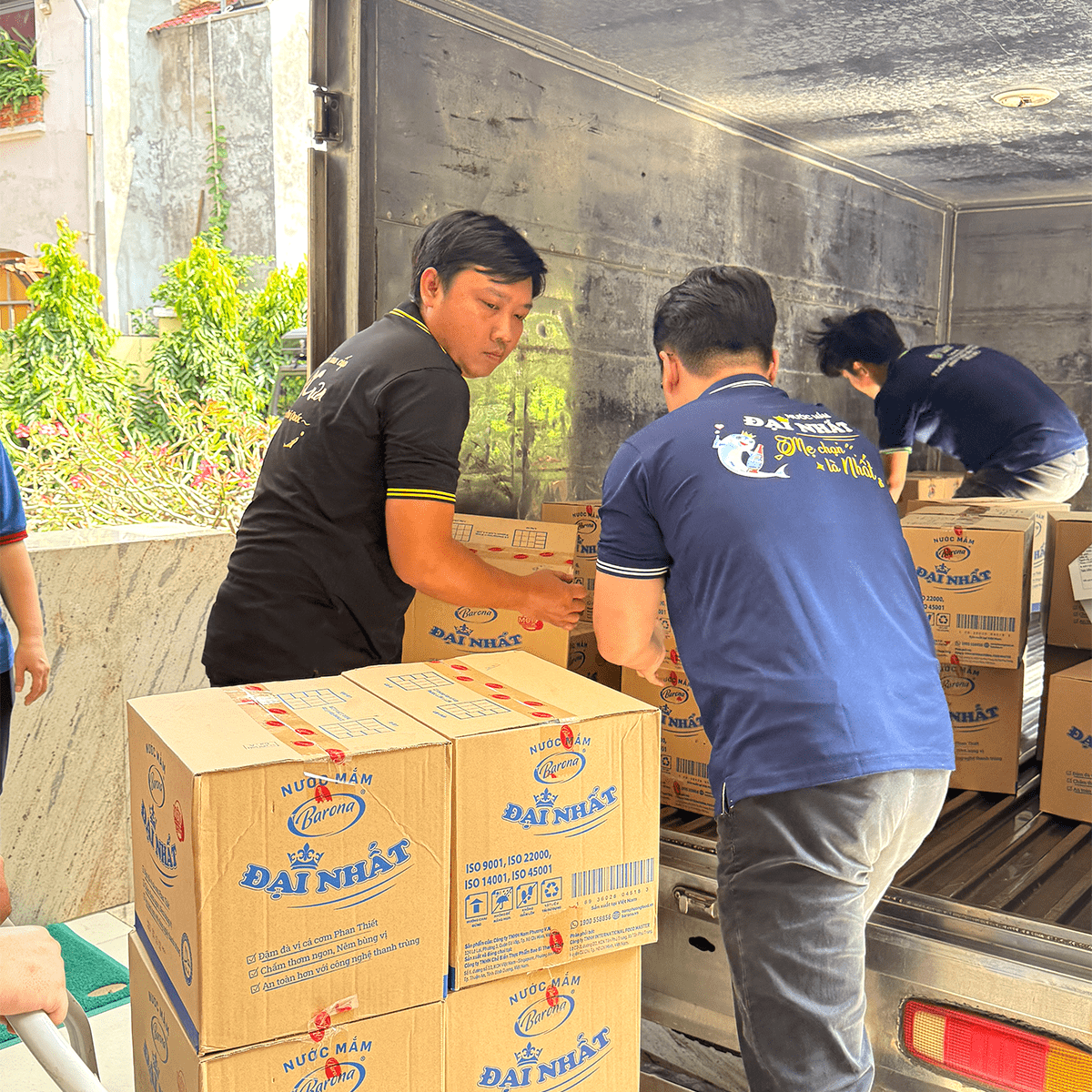 nuoc-mam-dai-nhat-chung-tay-cuu-tro-ba-con-vung-lu-mien-trung-3